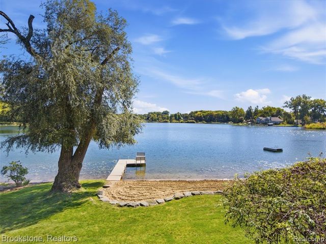 2613 Cove Bay Drive, Waterford, MI 48329
