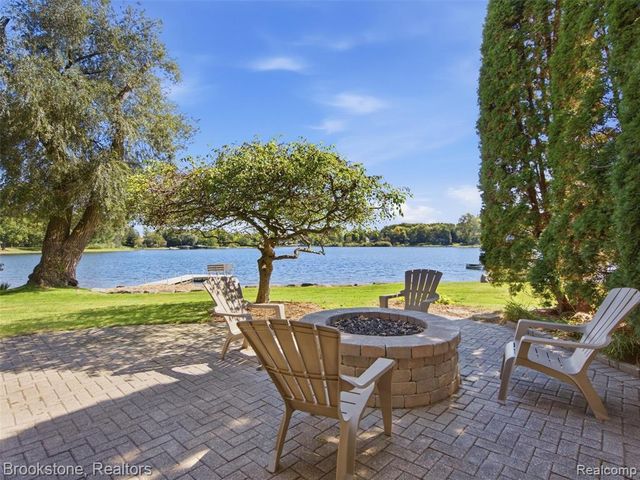 2613 Cove Bay Drive, Waterford, MI 48329