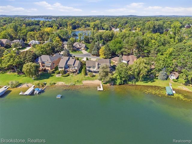 2613 Cove Bay Drive, Waterford, MI 48329