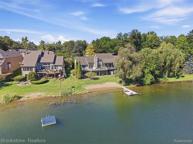 2613 Cove Bay Drive, Waterford, MI 48329