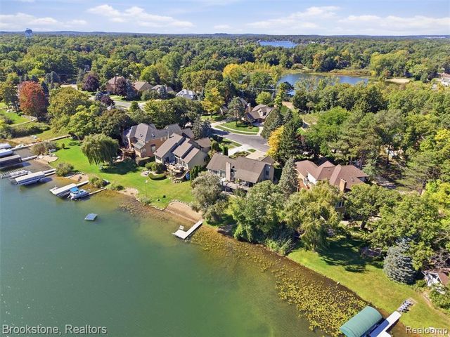2613 Cove Bay Drive, Waterford, MI 48329