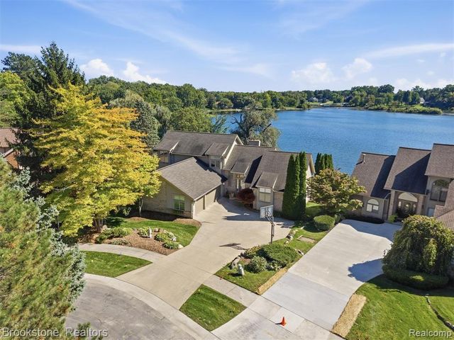 2613 Cove Bay Drive, Waterford, MI 48329