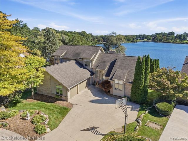 2613 Cove Bay Drive, Waterford, MI 48329