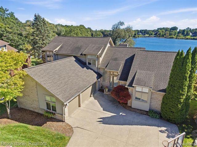 2613 Cove Bay Drive, Waterford, MI 48329