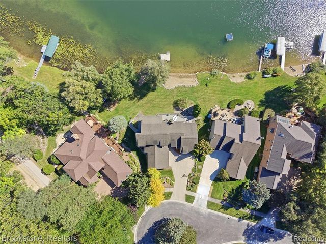 2613 Cove Bay Drive, Waterford, MI 48329