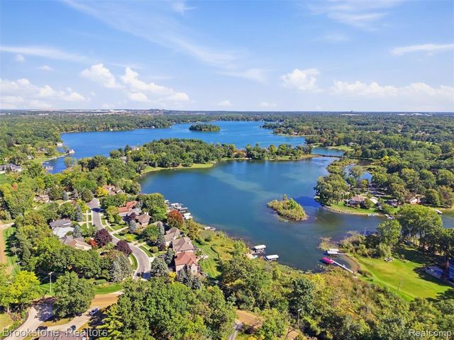 2613 Cove Bay Drive, Waterford, MI 48329