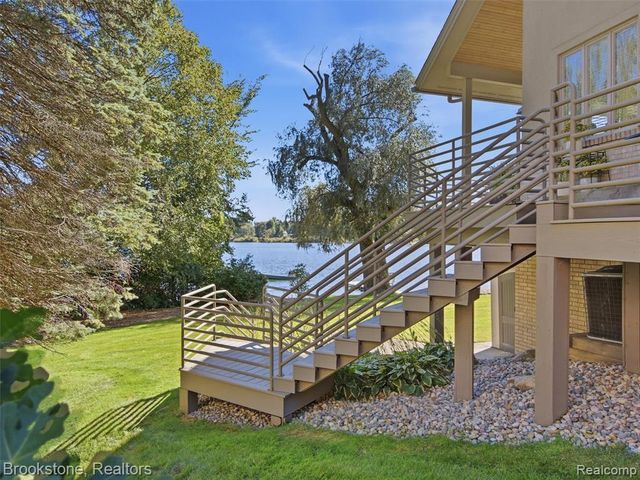 2613 Cove Bay Drive, Waterford, MI 48329
