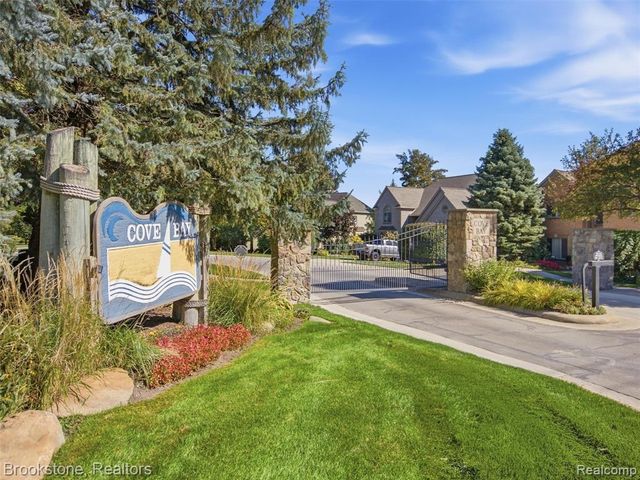 2613 Cove Bay Drive, Waterford, MI 48329