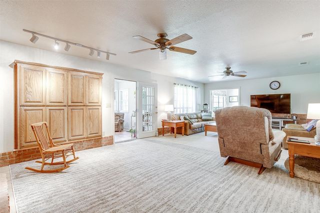 8621 Ravenswood Road, Granbury, TX 76049