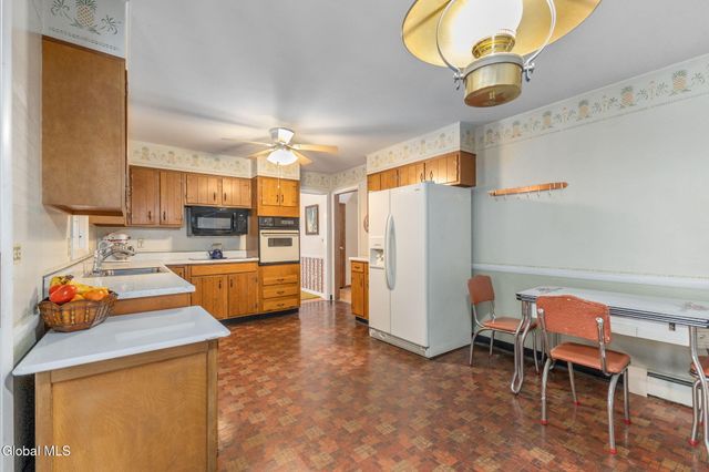 4 Willowbrook Lane, Clifton Park, NY 12019