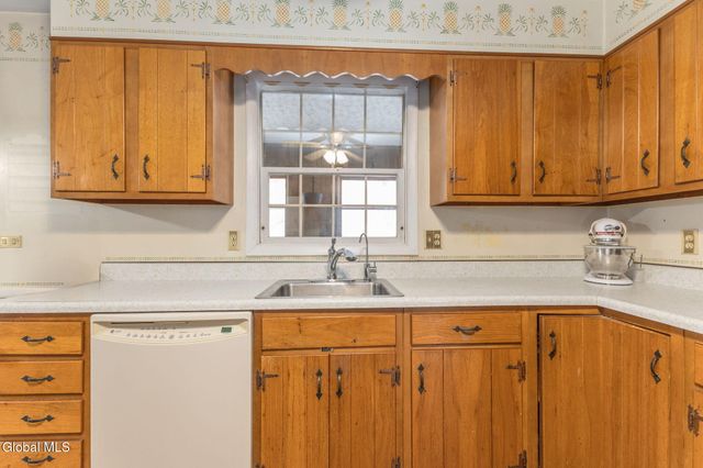 4 Willowbrook Lane, Clifton Park, NY 12019