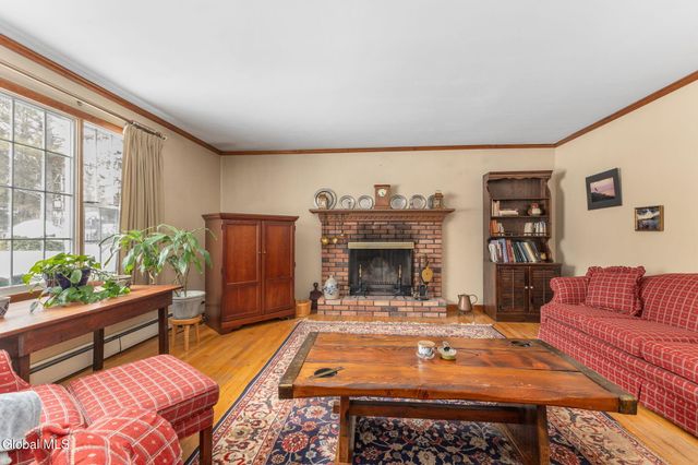 4 Willowbrook Lane, Clifton Park, NY 12019