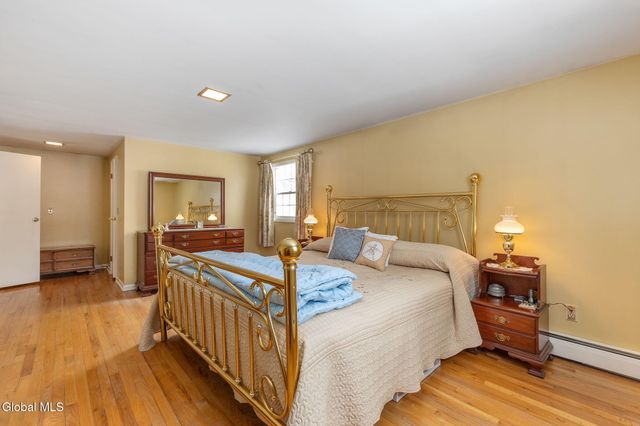 4 Willowbrook Lane, Clifton Park, NY 12019