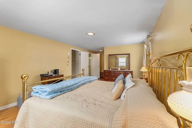 4 Willowbrook Lane, Clifton Park, NY 12019