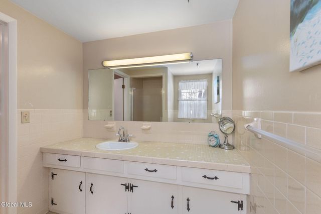 4 Willowbrook Lane, Clifton Park, NY 12019