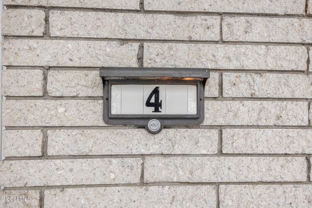 4 Willowbrook Lane, Clifton Park, NY 12019