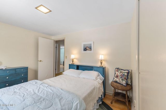 4 Willowbrook Lane, Clifton Park, NY 12019