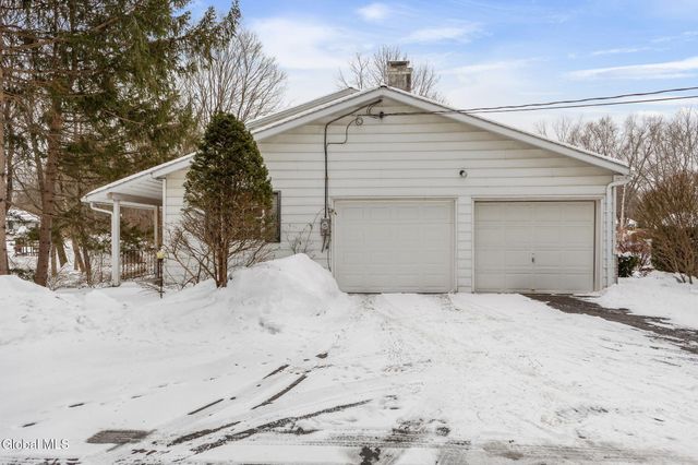 4 Willowbrook Lane, Clifton Park, NY 12019