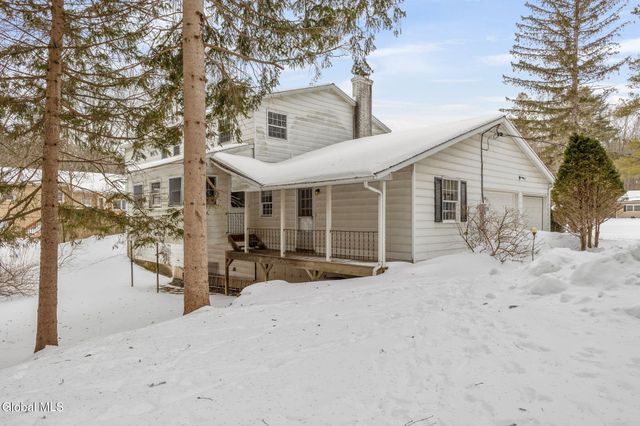 4 Willowbrook Lane, Clifton Park, NY 12019