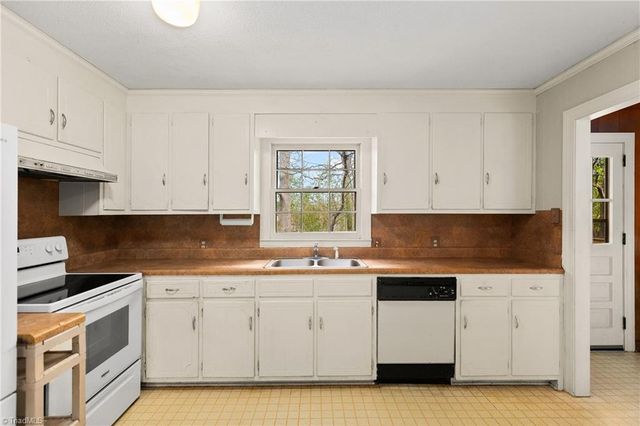 1603 Seven Oaks Place, High Point, NC 27265