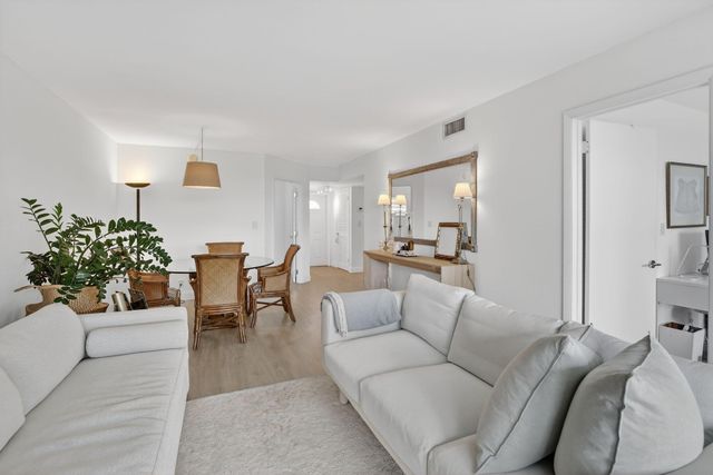 9820 S Hollybrook Lake Drive 306, Pembroke Pines, FL 33025