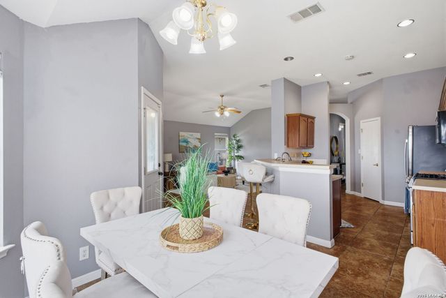 4043 MISTFLOWER DR, Converse, TX 78109