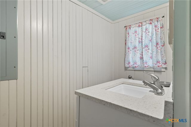 488 Alamo Beach Avenue, Port Lavaca, TX 77979