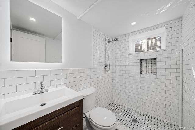 6821 Cloverdale Lane, Bayside, NY 11364