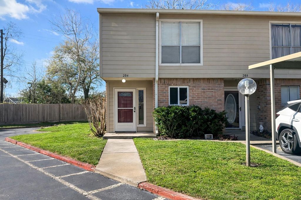 5005 Georgi Lane 204, Houston, TX 77092