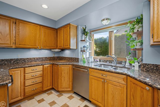52522 Charing Way, Shelby Twp, MI 48315
