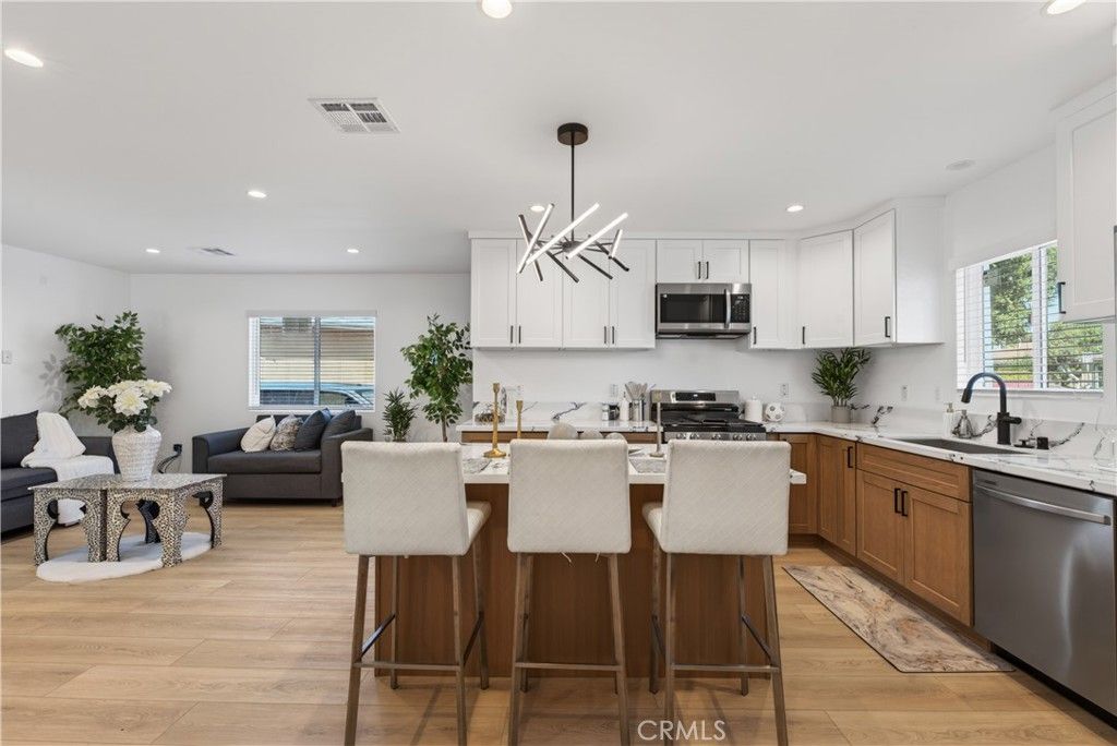 Image 11 of property listing at 10443 E Zamora Avenue, Los Angeles, CA 90002