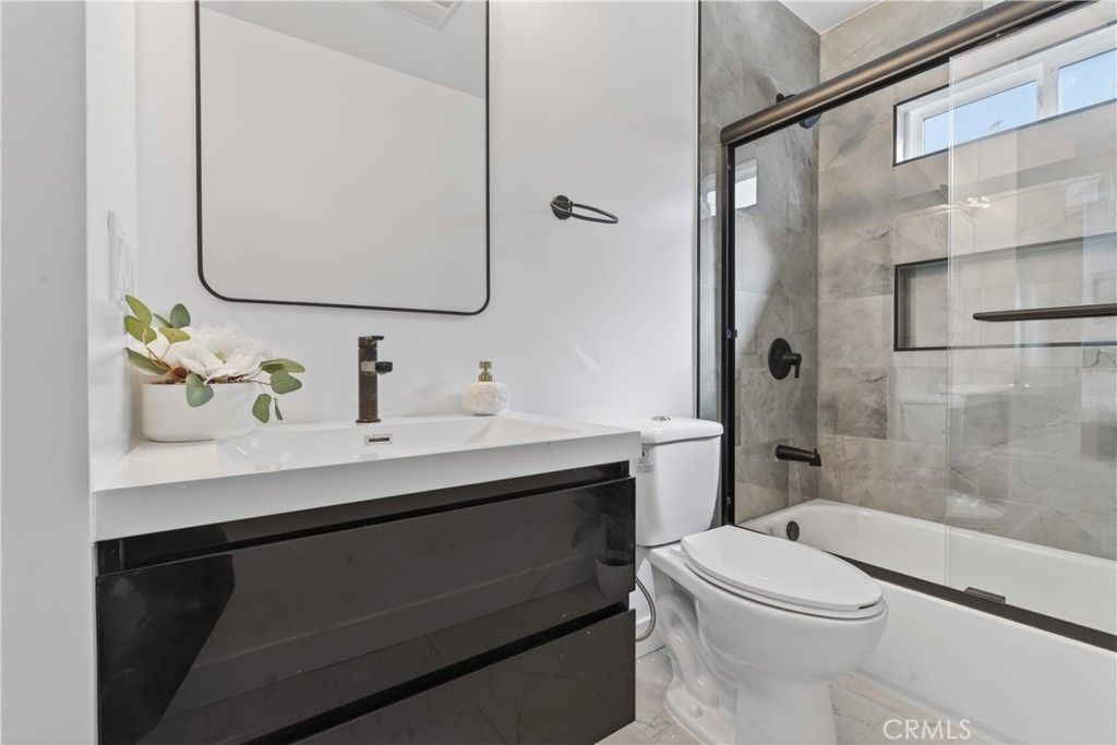 Image 20 of property listing at 10443 E Zamora Avenue, Los Angeles, CA 90002