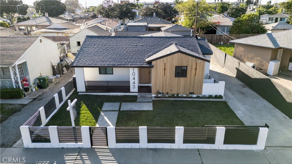 Image 3 of property listing at 10443 E Zamora Avenue, Los Angeles, CA 90002