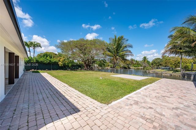 9361 SW 16th St, Miami, FL 33165