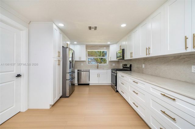 9361 SW 16th St, Miami, FL 33165