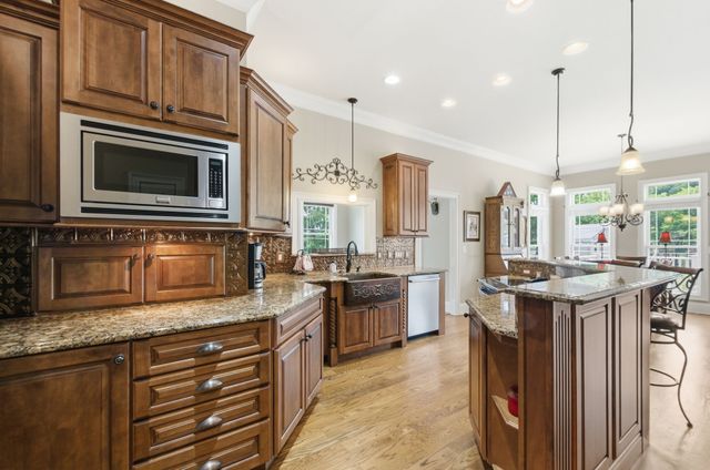 1024 Cumberland Dr, Chapmansboro, TN 37035