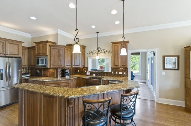 1024 Cumberland Dr, Chapmansboro, TN 37035