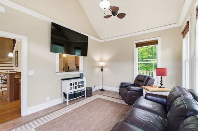 1024 Cumberland Dr, Chapmansboro, TN 37035