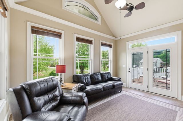 1024 Cumberland Dr, Chapmansboro, TN 37035