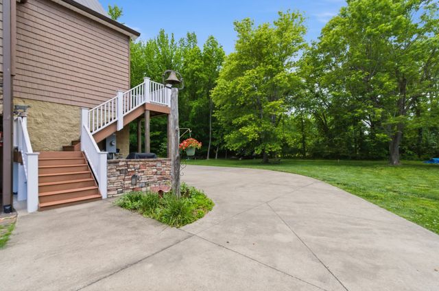 1024 Cumberland Dr, Chapmansboro, TN 37035