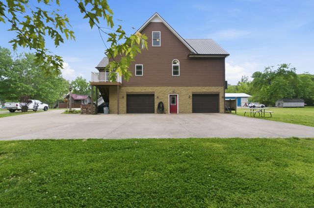 1024 Cumberland Dr, Chapmansboro, TN 37035