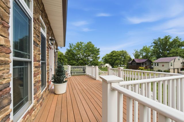 1024 Cumberland Dr, Chapmansboro, TN 37035