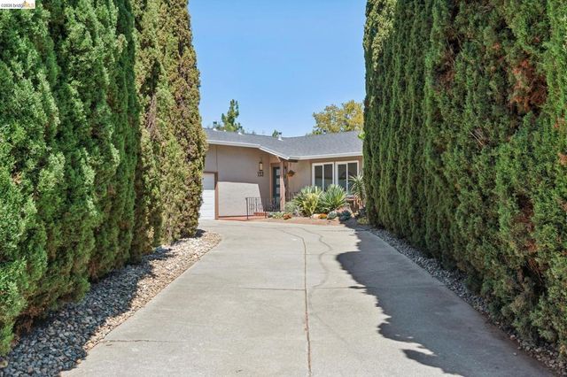 133 Aster Ct, Hercules, CA 94547