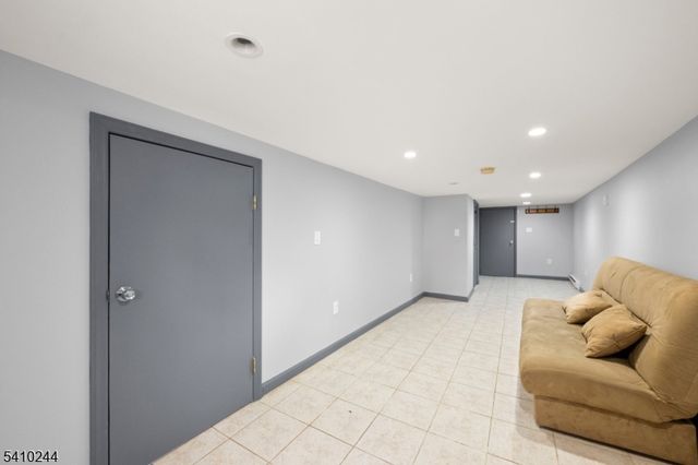 16 Loretta St, Clifton City, NJ 07011