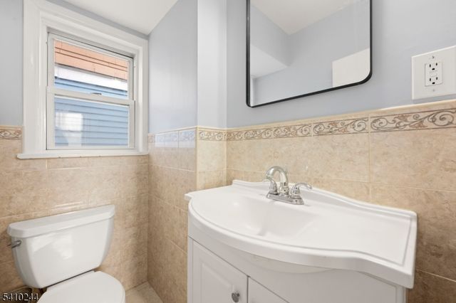 16 Loretta St, Clifton City, NJ 07011