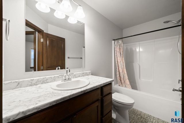 6102 S Alki Pl Place, Sioux Falls, SD 57108