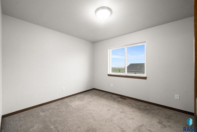 6102 S Alki Pl Place, Sioux Falls, SD 57108
