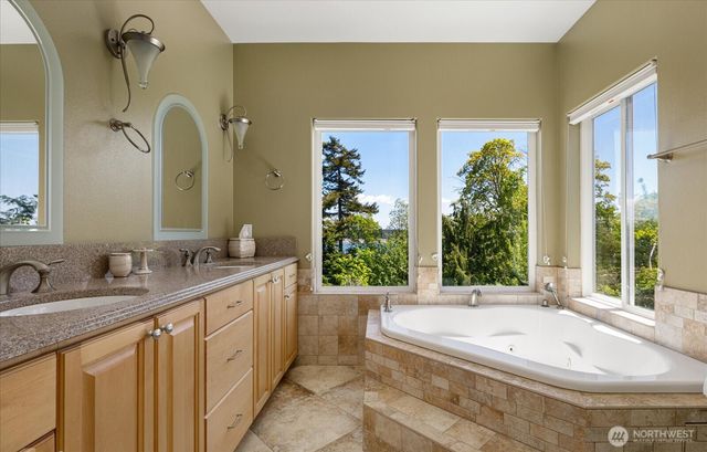 2390 SW Freund Street, Oak Harbor, WA 98277