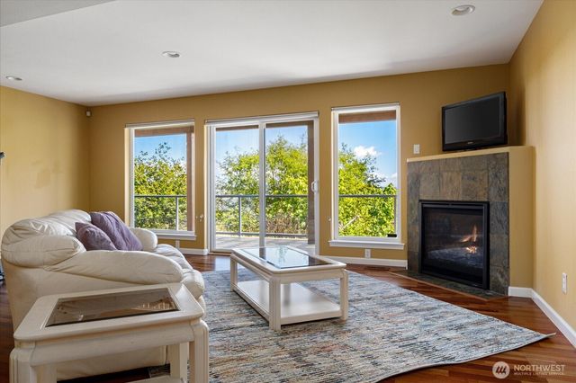 2390 SW Freund Street, Oak Harbor, WA 98277