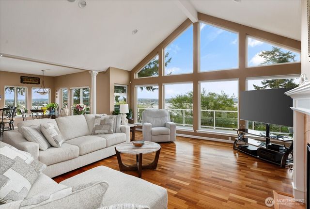 2390 SW Freund Street, Oak Harbor, WA 98277